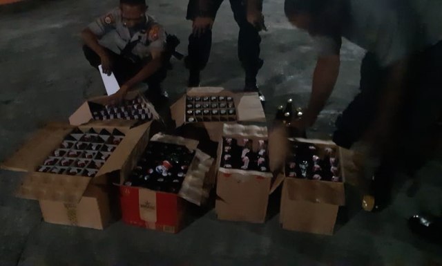 Ratusan minuman keras yang diamankan pada patroli dini hari di Abepura. (Dok: Polsek Abepura)