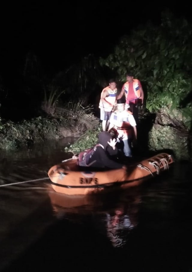 Warga yang terdampak banjir di Subulussalam, Aceh, dievakuasi menggunakan perahu karet. Foto: Dok. BPBA