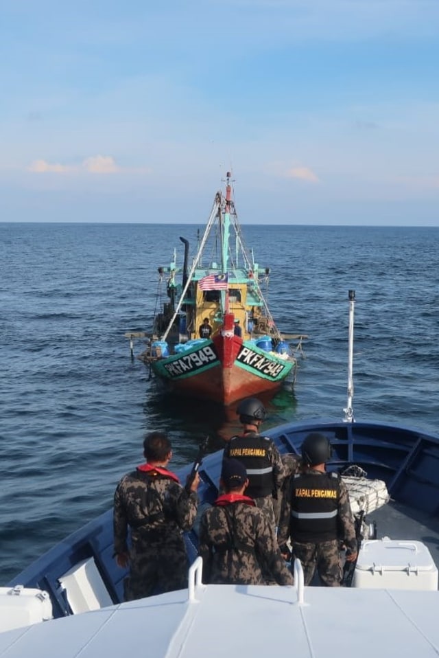 Tim PSDKP Langsa, Aceh, mengamankan kapal ikan berbendera Malaysia di Selat Malaka. Foto: Dok. PSDKP