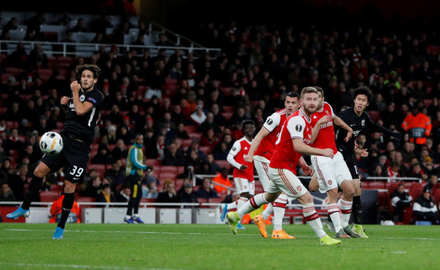 Daichi Kamada mencetak gol ke gawang Arsenal. Foto: Reuters/Paul Child
