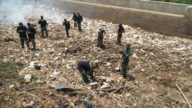 Sampah semakin menumpuk di Sungai Cikeruh, Kabupaten Bandung (Foto-foto: Ananda Gabriel)