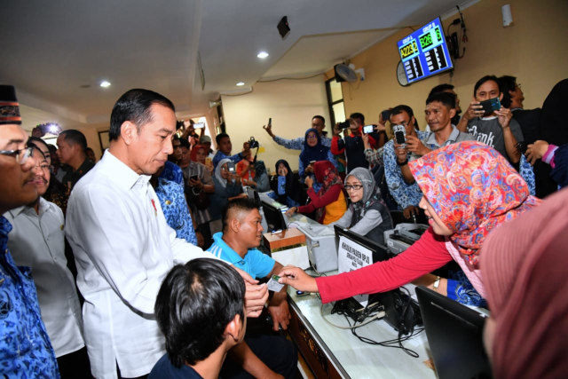 Presiden Joko Widodo mengecek pelayanan BPJS Kesehatan di RSUD Subang, Jawa Barat, Jumat (29/11).  Foto: dok. Biro Pers Kepresidenan