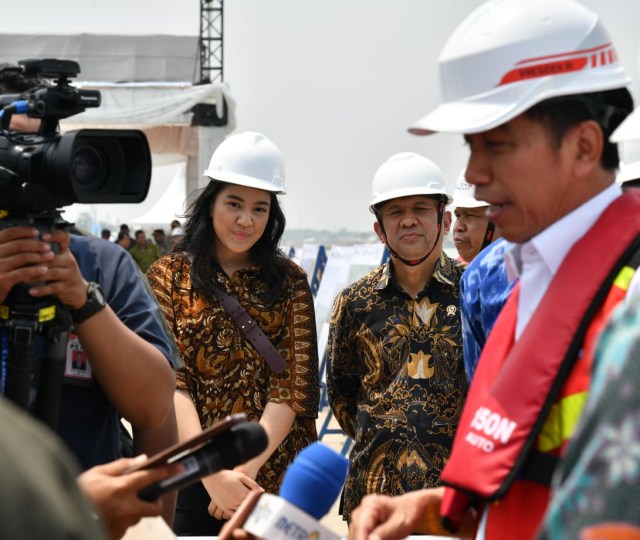 Staf Khusus Presiden, Putri Tanjung (kiri) saat mendampingi Presiden Joko Widodo pada kunjungan kerja ke Subang, Jawa Barat. Foto: Biro Pers Sekretariat Presiden/Laily Rachev