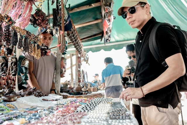 Wishnutama melihat-lihat suvenir lokal yang diperdagangkan di kawasan Pulau Komodo Foto: Dok. Kemenparekraf