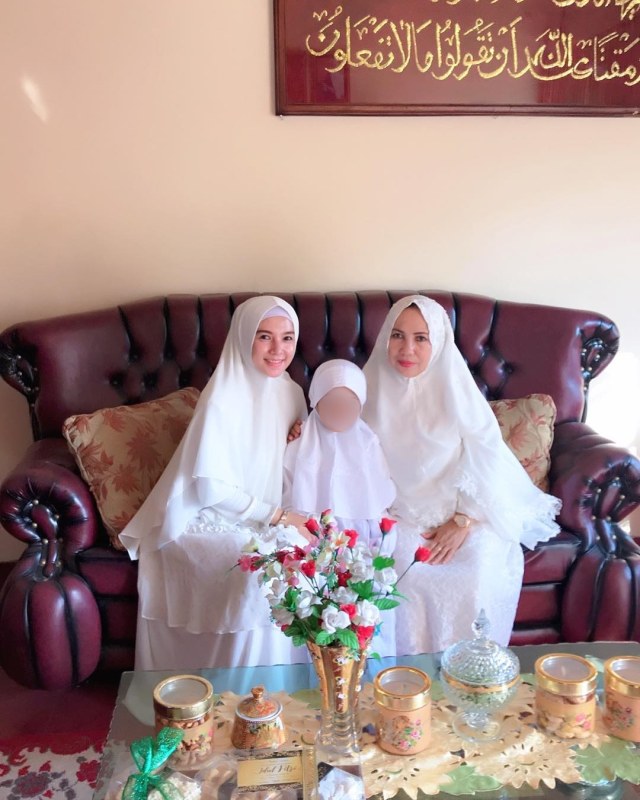 Benazir Endang (kiri) bersama putrinya (tengah).
Foto: Instagram/@benazir120912