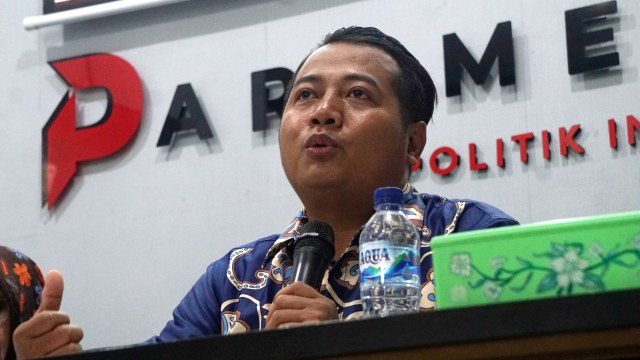Direktur Eksekutif Parameter Politik, Adi Prayitno saat diskusi dengan tema "Wajah Islam Politik Pasca Pilpres 2019" di Kantor Parameter Politik, Jakarta. Foto: Irfan Adi Saputra/kumparan