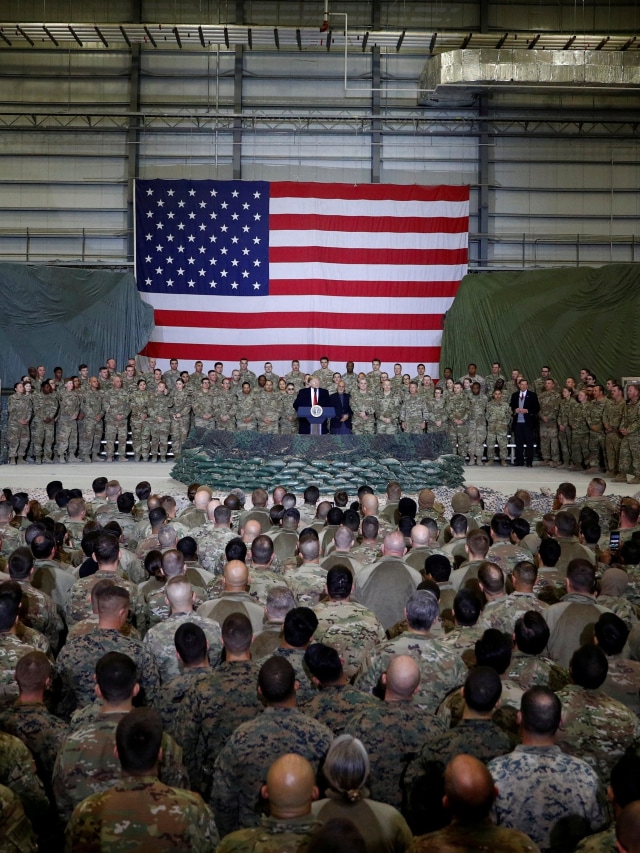 Presiden AS Donald Trump saat bertemu pasukan AS selama kunjungan mendadak ke Pangkalan Udara Bagram, Afghanistan, Kamis (28/11/2019). Foto: REUTERS/Tom Brenner