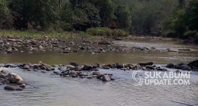 Air Sungai Cikaso mendadak keruh dan tercium bau besi. Sungai tersebut berada di perbatasan Kecamatan Kalibunder dan Kecamatan Tegalbuleud, Kabupaten Sukabumi. | Sumber Foto:Ragil Gilang.