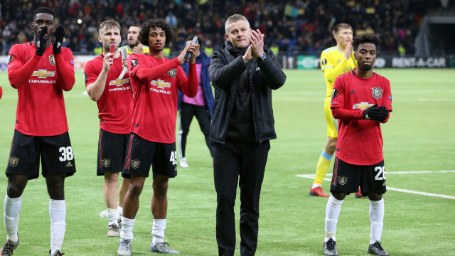Ole gunnar Solskjaer bersama para pemain muda Manchester United. Foto: REUTERS/Pavel Mikheyev
