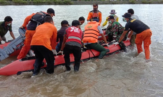 Jasad Hendra Saputra, anggota ranger Forum Konservasi Leuser (FKL) yang sebelumnya dilaporkan terseret arus sungai ditemukan meninggal dunia, Jumat (29/11). Foto: Dok. SAR Banda Aceh