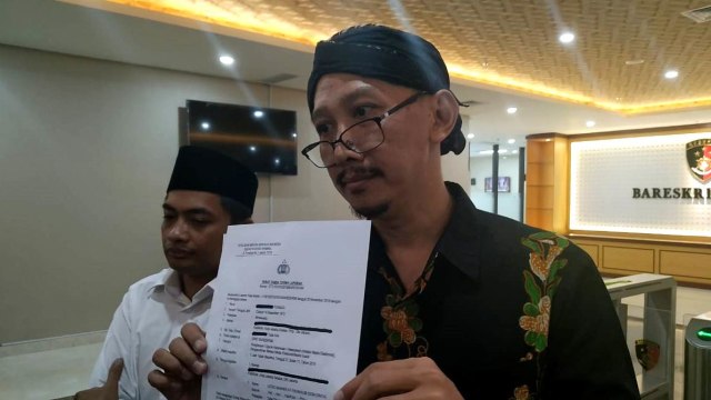 Pegiat medsos Permadi Arya alias Abu Janda melaporkan Ustaz Maheer At-Thuwailibi ke Bareskrim Polri, Jumat (29/11). Foto: Maulana Ramadhan/kumparan