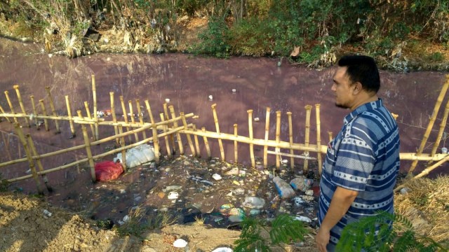 Ketua Komisi III DPRD Kabupaten Cirebon ‎Hermanto saat meninjau Sungai Ciberes yang tercemar limbah organik dan sampah. (Ciremaitoday)