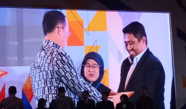 Pandiri RUMAN Aceh menerima penghargaan. Dok. Pribadi 