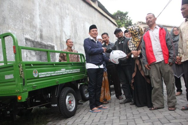 Anggota DPR RI Abdul Kadir Karding menyerahkan bantuan kendaraan pengakut sampah dari Kementerian Lingkungan Hidup dan Kehutan, kepada warga di Kota Parakan, Kabupaten Temangggung. foto: Ari