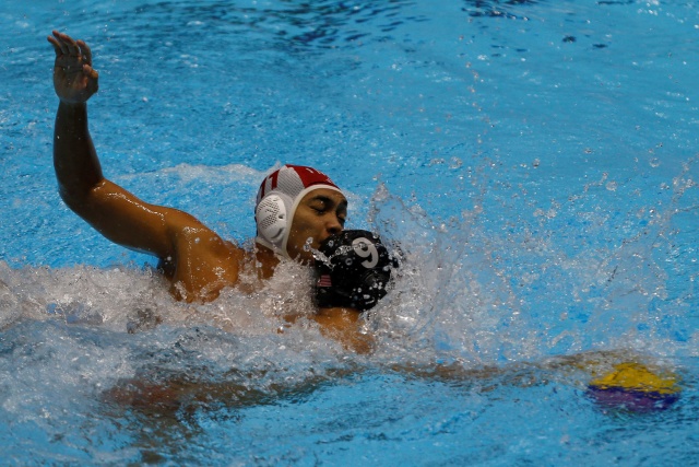 Pemain Timnas polo air putra Indonesia Rian Rinaldo (kiri) berebut bola dengan pemain Malaysia Chin Jin Yuen dalam pertandingan polo air putra SEA Games 2019. Foto: ANTARA FOTO/Humaira