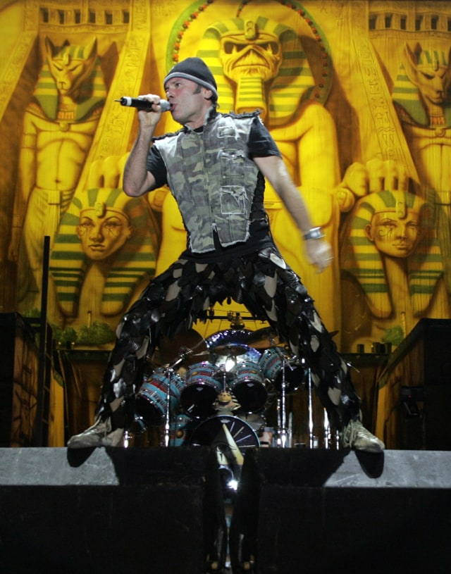 Vokalis Iron Maiden, Bruce Dickinson, dalam sebuah konser di Kosta Rika. Foto: AFP/Mayela Lopez