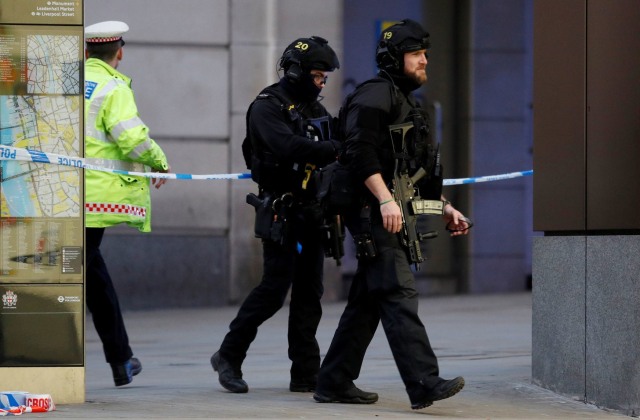 Polisi bersenjata di sekitar lokasi penusukan London Bridge Foto: Reuters