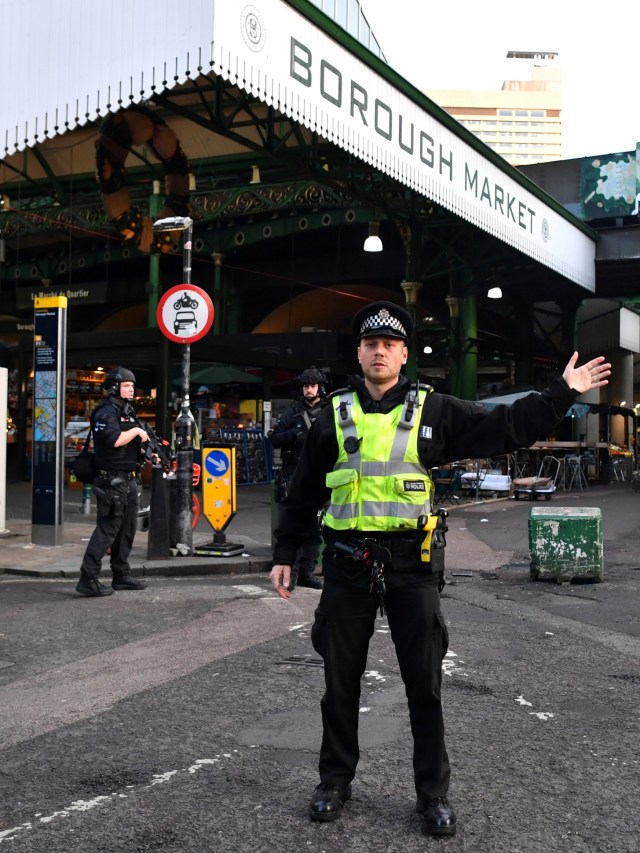 Petugas kepolisian berjaga di sekitar lokasi penusukan di London Bridge, London, Inggris. Foto:  REUTERS / Peter Nicholls