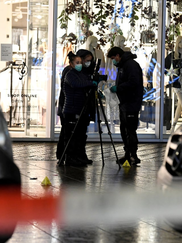 Petugas forensik di dekat lokasi penikaman di jalan perbelanjaan di Den Haag, Belanda. Foto: REUTERS/Piroschka van de Wouw