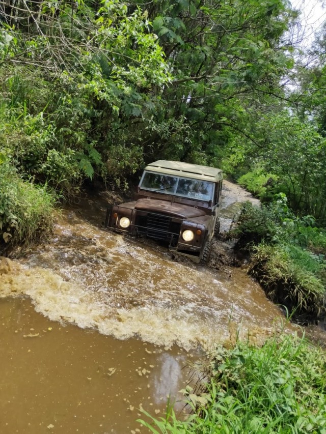 Kegiatan Off Road di kawasan Cikole, Lembang, Bandung Barat, Jawa Barat.
 Foto: Maria Gabrielle Putrinda/kumparan 