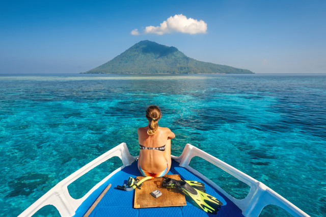 Ilustrasi wisatawan mancanegara menikmati keindahan Laut Bunaken Foto: Shutter Stock