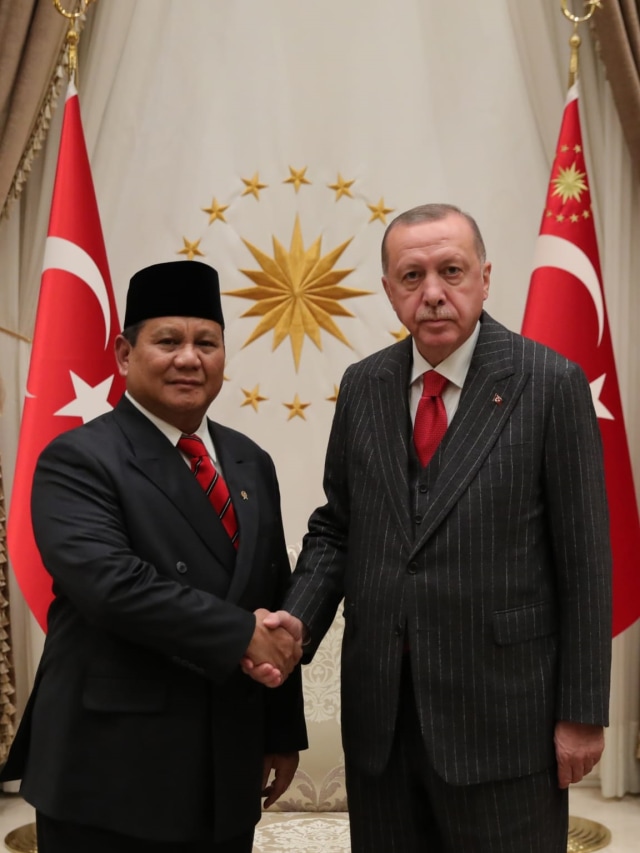 Menteri Pertahanan Prabowo Subianto (kiri) berjabat tangan dengan Presiden Turki Recep Tayyip Erdogan saat kunjungan kerja ke Turki.  Foto: Dok.KBRI Ankara 