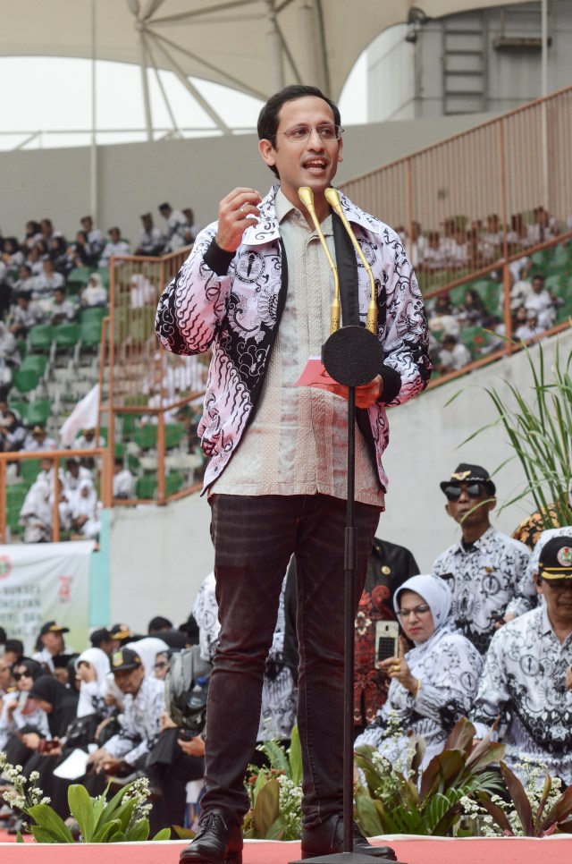 Mendikbud Nadiem Makarim memberikan sambutan pada puncak peringatan HUT Ke-74 Persatuan Guru Republik Indonesia (PGRI) di Stadion Wibawa Mukti, Cikarang.  Foto:  ANTARA FOTO/ Fakhri Hermansyah