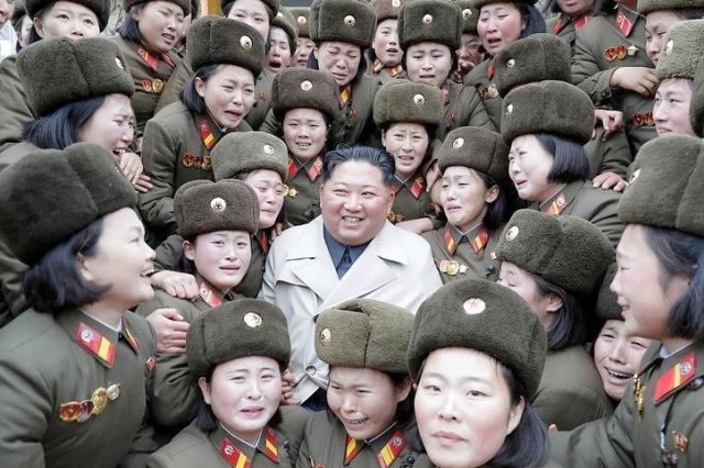 Pemimpin Korea Utara Kim Jong Un bersama dengan tentara wanita.  Foto: KCNA via Reuters 