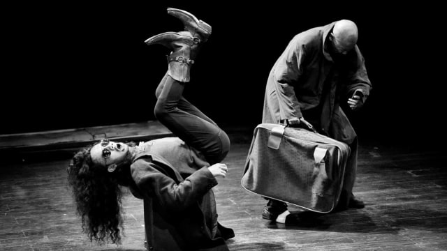 Kelompok Teater Payung Hitam mementaskan "Godot Menunggu" di kampus ISBI Bandung, Jumat (29/11). (Foto-foto: Agus Bebeng/bandungkiwari)