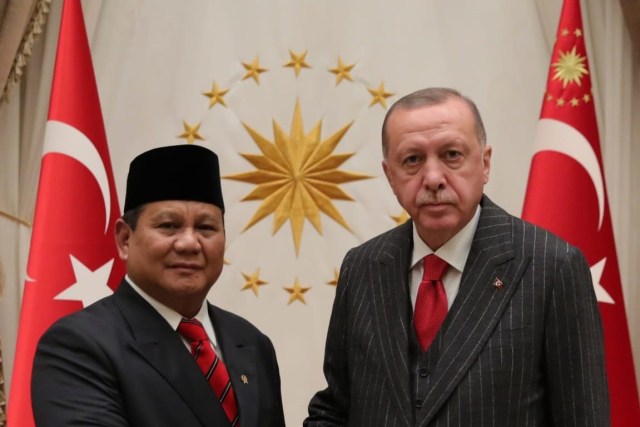 Menteri Pertahanan Prabowo Subianto (kiri) berjabat tangan dengan Presiden Turki Recep Tayyip Erdogan saat kunjungan kerja ke Turki. Foto: Dok.KBRI Ankara