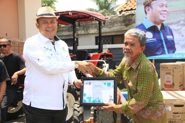 Kang Cucun Salurkan Alsintan untuk KelompokTani Kabupaten Bandung 