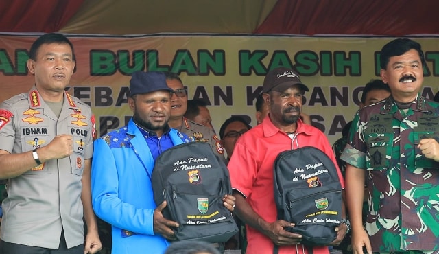 Panglima TNI dan Kapolri berbagi bingkisan di Wamena. (BumiPapua.com/Stefanus Tarsi)