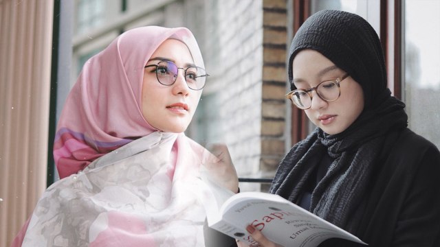 Tampil modis dengan hijab segiempat dan pashmina. Foto: Instagram @citraciki dan @gitasav