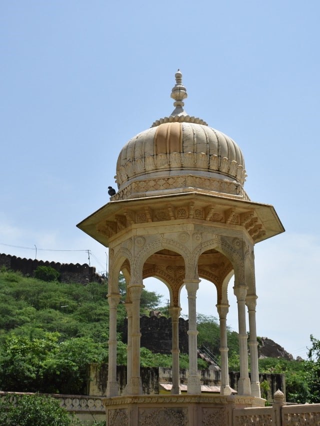 Salah satu bangunan di kompleks Makam Raja Jaipur. Foto: Khiththati/acehkini 