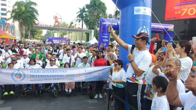 Mensos Juliari Batubara membuka acara parade gerak jalan sehat dengan peserta para penyandang disabilitas di Jakarta. Foto: Adhim Mugni Mubaroq/kumparan
