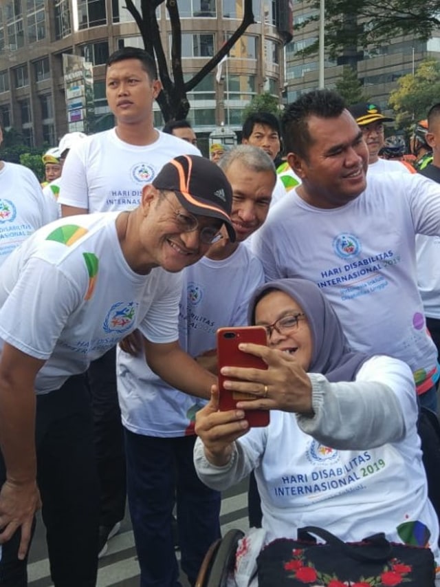 Mensos Juliari Batubara berfoto dengan peserta parade gerak jalan sehat dengan peserta para penyandang disabilitas di Jakarta. Foto: Adhim Mugni Mubaroq/kumparan