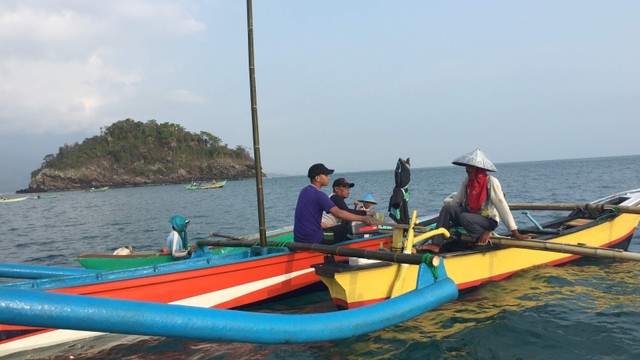 Nelayan di Lampung saat menerima kapal dari Susi Pudjiastuti. Foto:  Muhammad Darisman/kumparan