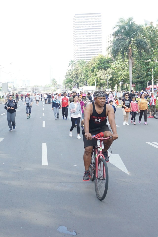 Warga bersepeda di Car Free Day kawasan Jalan Sudirman-Thamrin, Jakarta, untuk berolahraga, Minggu (1/12/2019). Foto:  Nugroho Sejati/kumparan