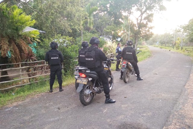 Brimob asal Polda Riau saat lakukan patroli di wilayah perbatasan RI-PNG di Distrik Ulilin, Merauke. (Foto Abdel)