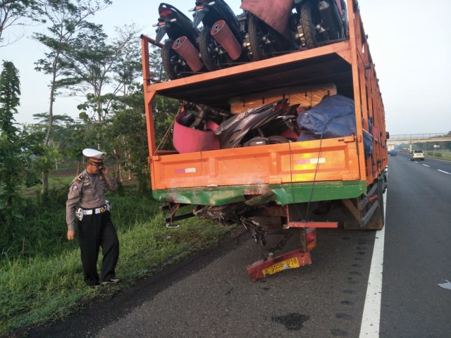 Kondisi truk yang mengalami kecelakaan di Tol Cipali. Foto: Dok. Polres Subang