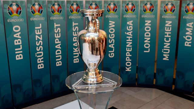 Trofi Piala Eropa siap diperebutkan di Euro 2020. Foto: AFP/Attila 
