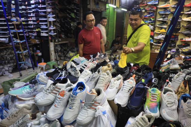 Aktivitas jual beli sepatu sport impor asal Vietnam merajalela di pasar Taman Puring, Jakarta Selatan. Foto: Iqbal Firdaus/kumparan