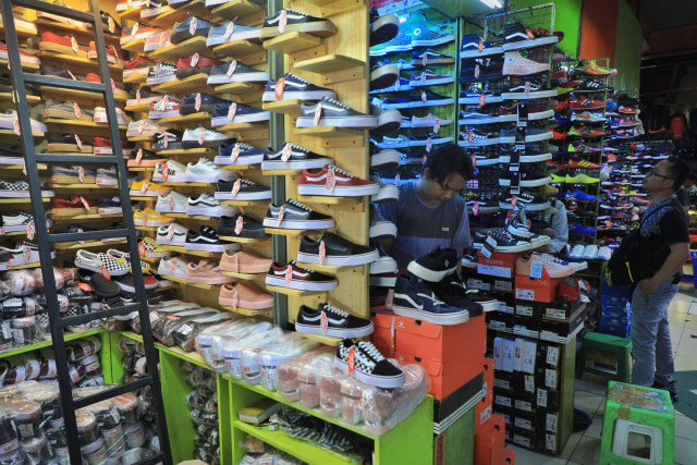 Pedagang merapikan sepatu sport impor asal Vietnam merajalela di pasar Taman Puring, Jakarta Selatan. Foto: Iqbal Firdaus/kumparan