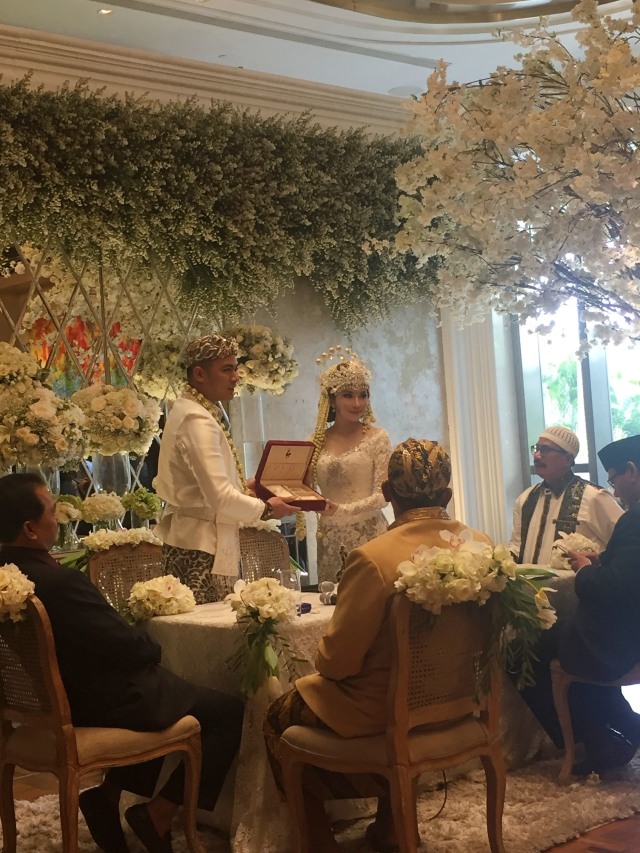 Prosesi pernikahan Guntur Triyoga dan Apristiyah Devita Ayu di Hotel InterContinental, Jakarta Selatan, Minggu (1/12). Foto:  Alfadillah/kumparan