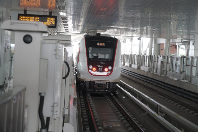 LRT di Stasiun LRT Velodrome saat beroperasi secara komersial. Foto: Iqbal Firdaus/kumparan