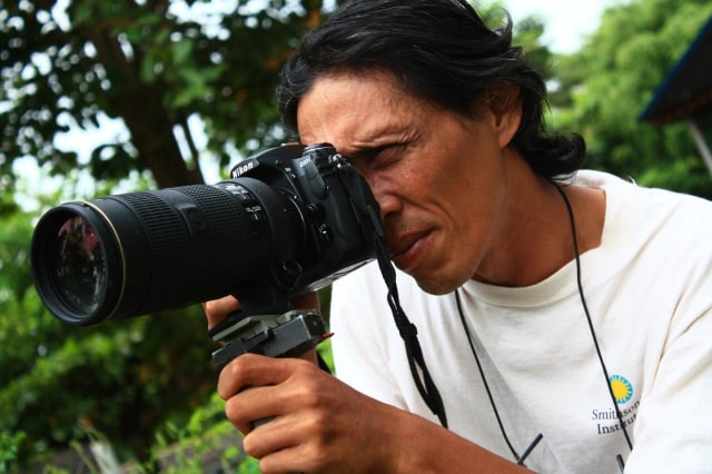 Sugeng Hendratno, seorang fotografer senior di Pontianak, yang fokus pada fotografi wildlife dan budaya. Foto: Dok. Hi!Pontianak
