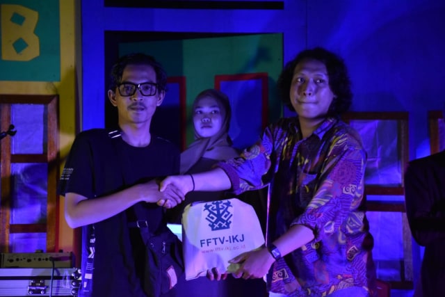Sutradara Ade Martha Putra menerima hadiah dari panitia setelah film Mumot meraih penghargaan Penata Artistik Terbaik FFKB 2019. Foto: Yusrizal/Hi!Pontianak