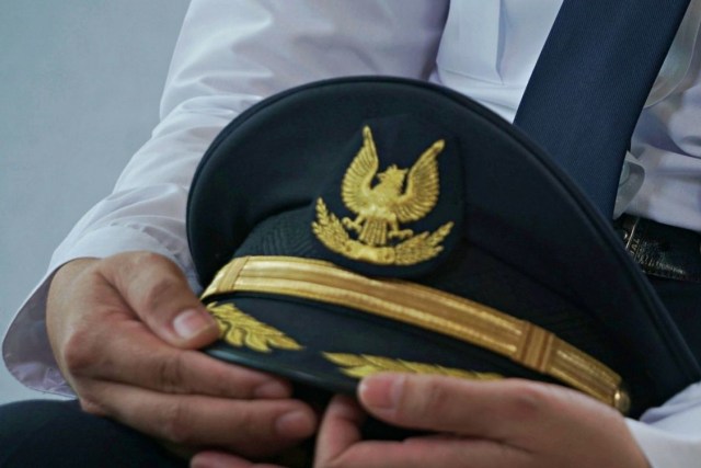LIPSUS Perbudakan Pilot, Ilustrasi topi pilot