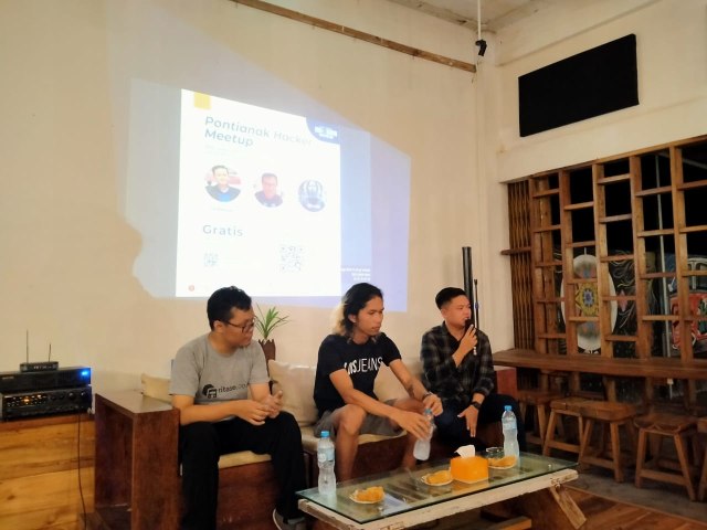 Pembicara dalam kegiatan Pontianak Hacker Meetup. Foto: Lydia Salsabilla/Hi!Pontianak
