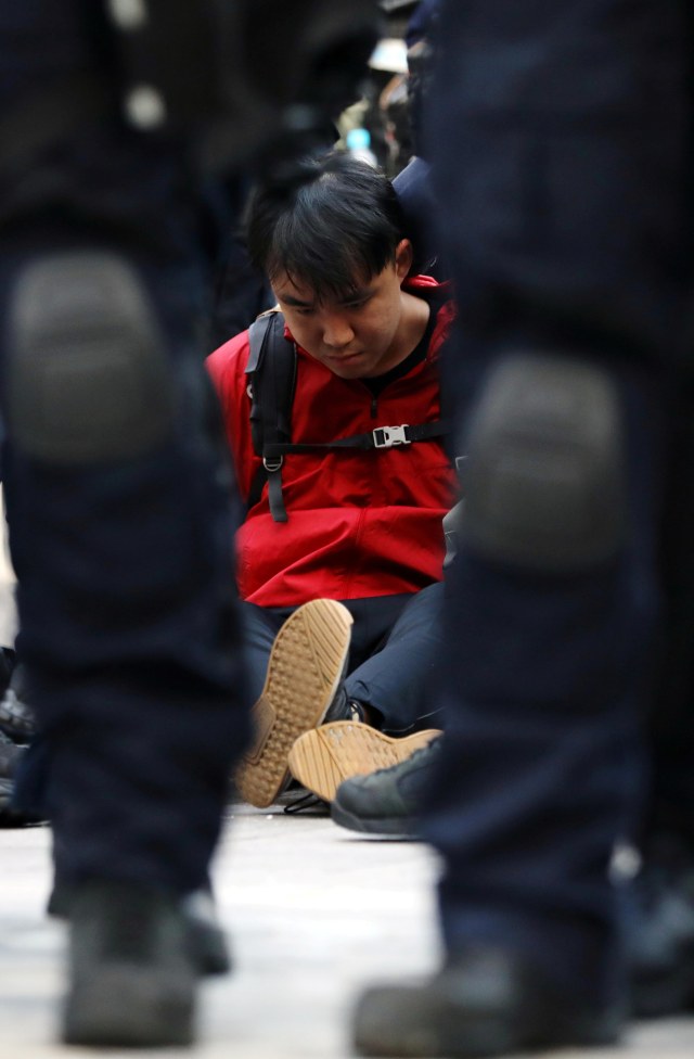 Petugas polisi anti huru hara memblokade jalan pada saat aksi "Menolak Lupa" di Hong Kong, China, Minggu (1/12). Foto: REUTERS/Leah Millis